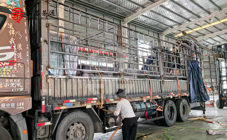 深圳智能公交站臺包裝完成，正在裝車