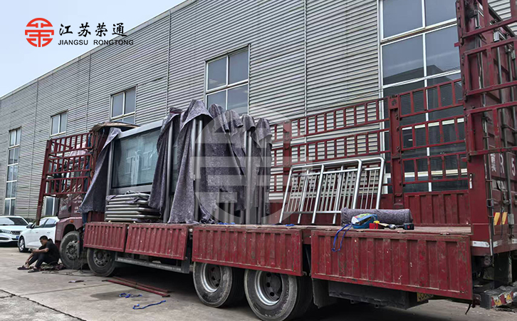 不銹鋼公交站臺燈箱護欄已裝車完畢