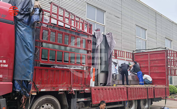 公交站臺廠家正在為不銹鋼公交站臺包裝發(fā)貨