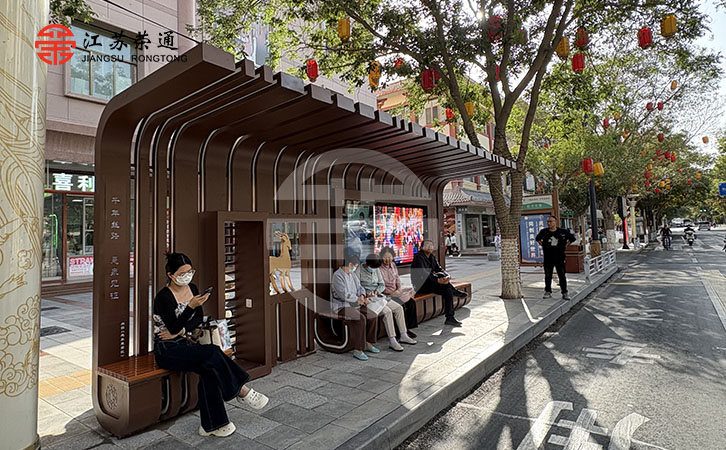 敦煌智能候車亭正在使用中 敦煌智能候車亭正在使用中