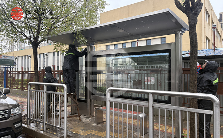 不銹鋼公交站臺(tái)第1批安裝實(shí)景圖