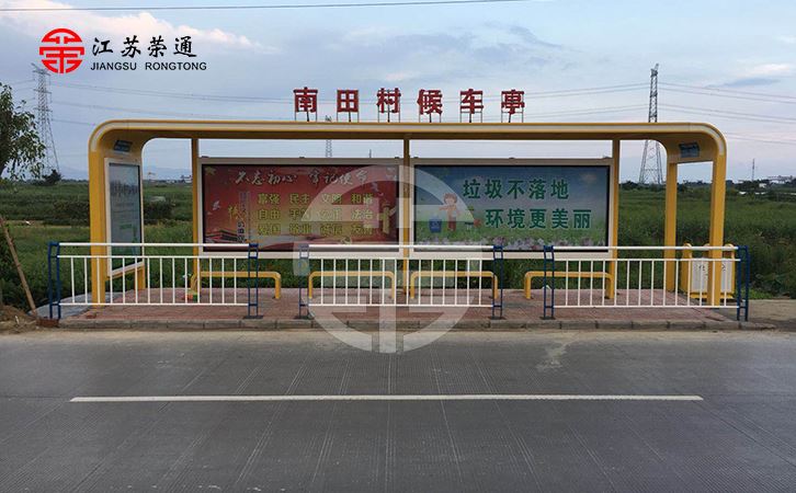 公交候車亭可以清晰地顯示地圖信息，可以查詢中轉(zhuǎn)車輛信息。